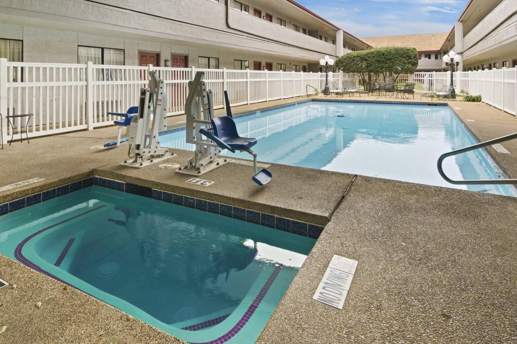 Red Roof Inn & Suites Irving - Dfw Airport South Exterior foto