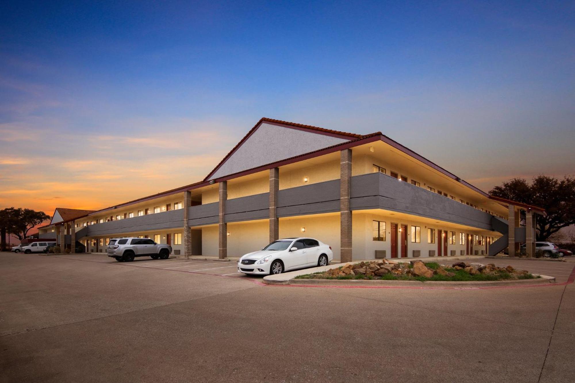 Red Roof Inn & Suites Irving - Dfw Airport South Exterior foto
